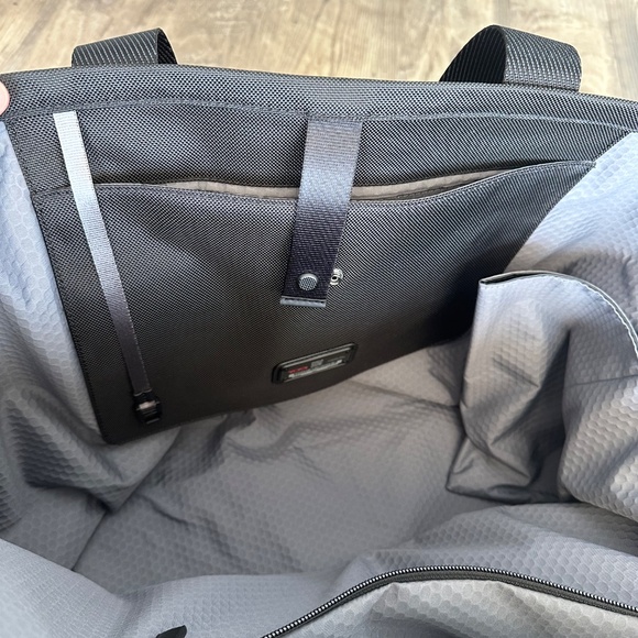 Tumi NWT- 148968-1041/Alpha Bravo Essential Large East West Tote- Black - Picture 8 of 13
